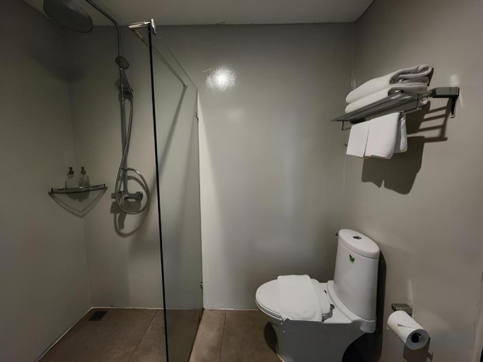Bathroom 5, Eco Moment Beach Resort, Ban Laem