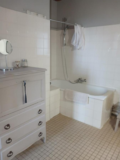 Bathroom, Le Clos Saint Georges, Tarn