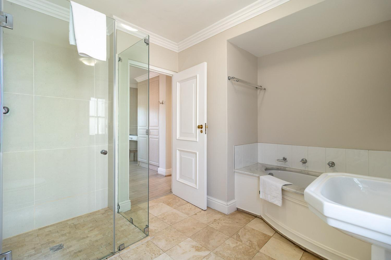 Bathroom 4, Winelands Golf Lodges 2, Cape Winelands