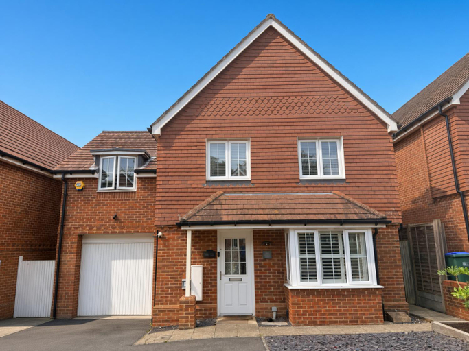 Exterior & Views, Double B&B Room in Southwater with Private Bathroom and Parking, West Sussex