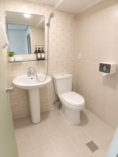 Bathroom 3, Olive Hostel W, Jung