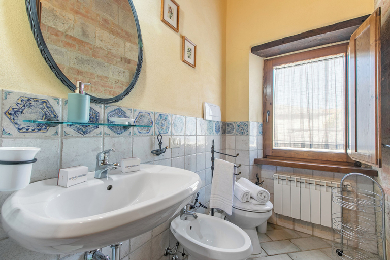 Bathroom 4, La Pieve di San Martino Apartments, Siena