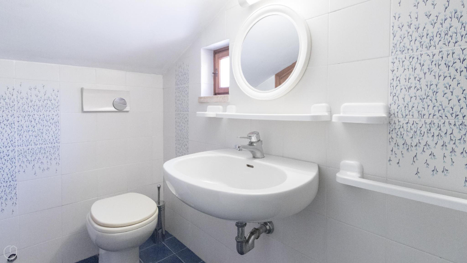 Bathroom 2, Il Borgo Apartments C3 - SV-D600-NAVI44C1C, Savona