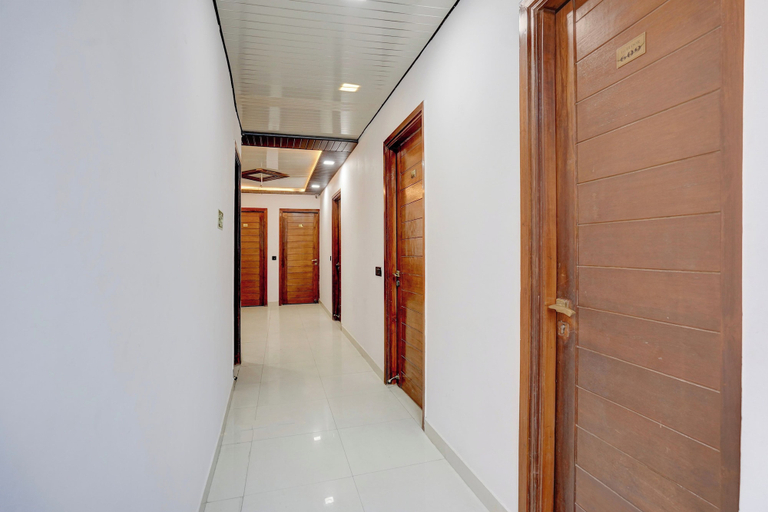 Others 5, Townhouse Tuessday Suites Nearst Mr, Gautam Buddha Nagar