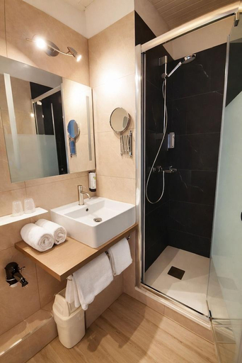 Bathroom 4, Logis Hotel Le Majestic, Charente-Maritime