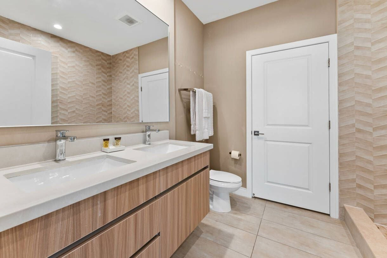 Others 3, Magic Village 3BR w/ Jacuzzi & BBQ Near Disney, Osceola