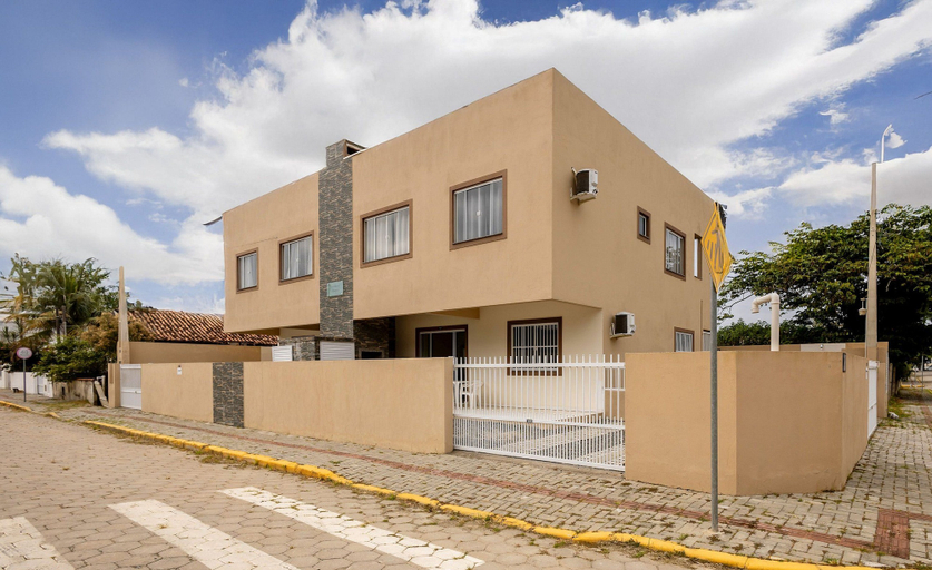 Others 3, Rhes - Apt 2 min From the Beach in Bombinhas, Bombinhas