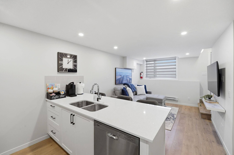 Others 2, Livingston Haven - Modern 1BR Private Suite, Division No. 6