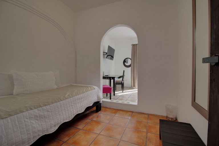 Others 2, Hotel Punto 79, Allende