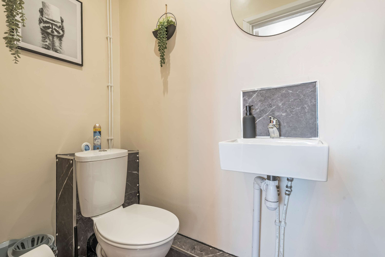 Others 4, Spacious Burslem Studio Perfect for Contractors, Stoke-on-Trent