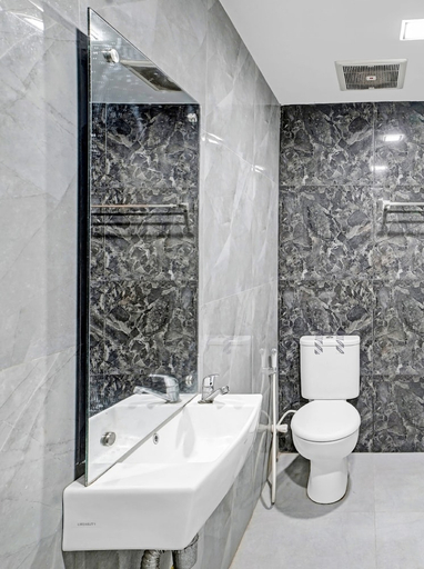 Bathroom 4, OYO 90487 Wisma Kuta Karang Baru, Lhokseumawe