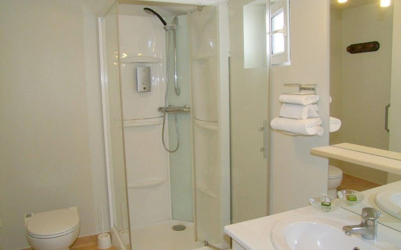 Bathroom, Logis Hotel Le Cantarel, Haute-Marne