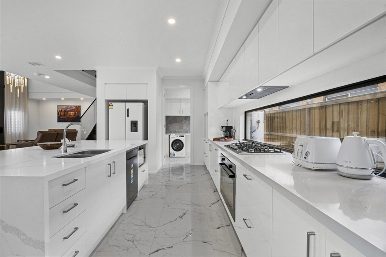 Others 2, Family 5-bed House Near Tarneit Central, Melbourne