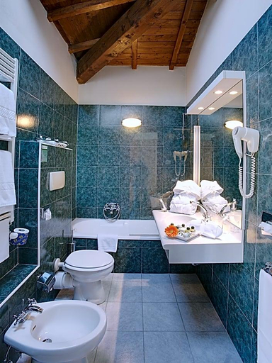 Bathroom 4, Hotel Orologio, Ferrara