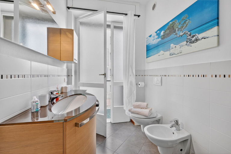 Bathroom 4, Riva Dante Apartments, Trento