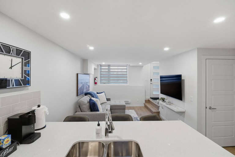Others 5, Livingston Haven - Modern 1BR Private Suite, Division No. 6