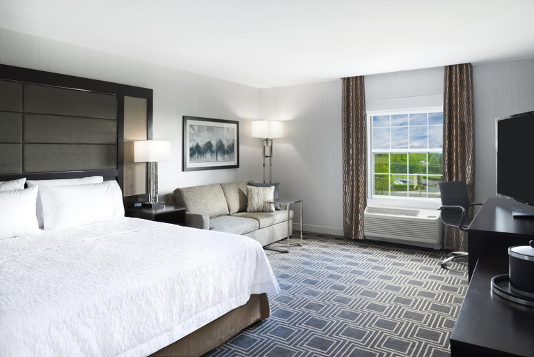 Bedroom 2, Hampton Inn & Suites Bridgewater, Somerset