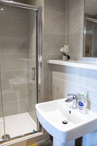 Bathroom 4, 2 Bedroom Central Apartment, Sefton
