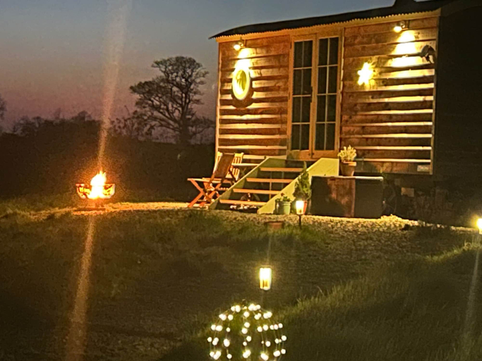 Others 5, Cosy Luxury Foxglove Hut With Private Fire Bowl, Devon
