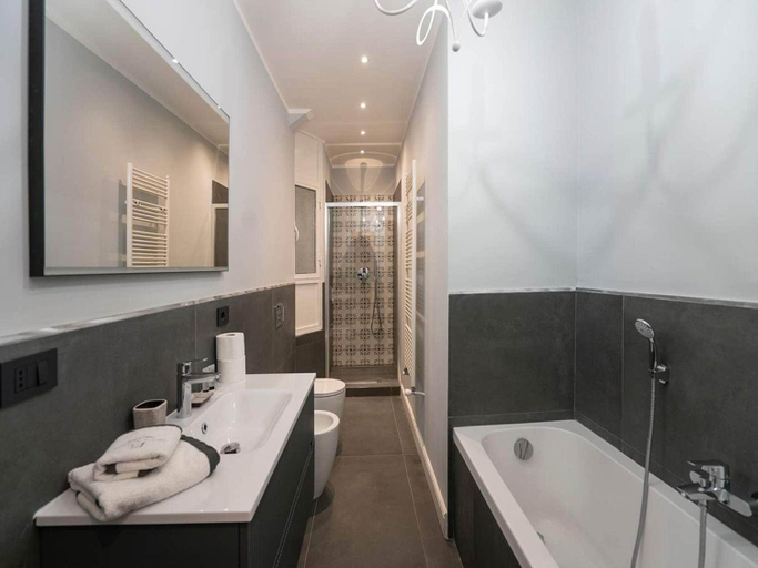Bathroom 2, Charming Modern Apartment near Argonne, Milano