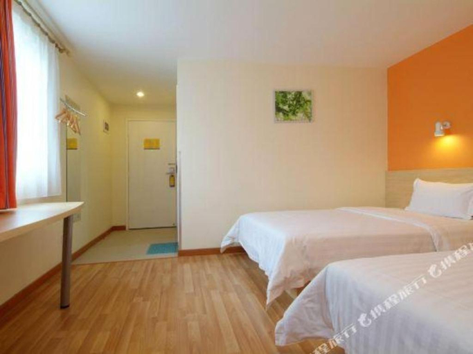 Bedroom 3, 7 Days Inn Qingdao Haier Zone Ditie Tower Jiushui West Road, Qingdao