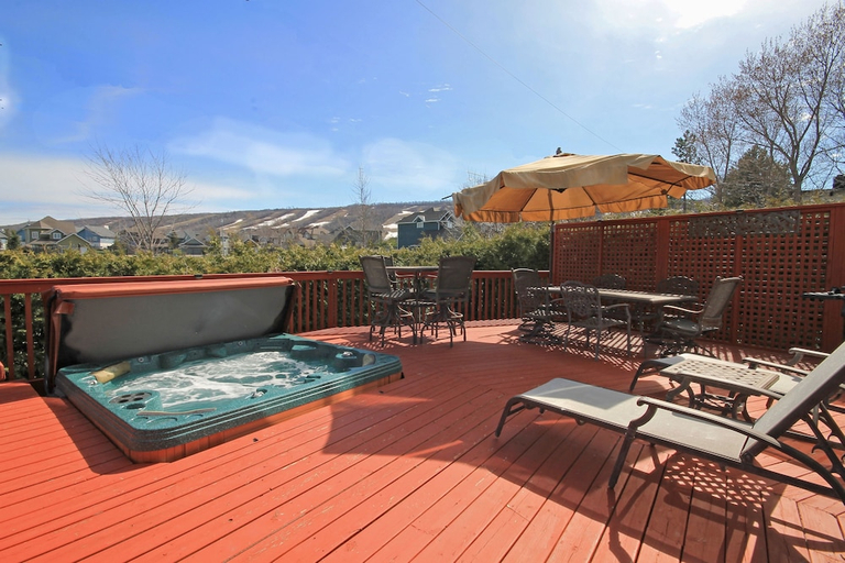 Sport & Beauty, Mountain Views, Steps to BM Village, Hot Tub, BBQ., Grey