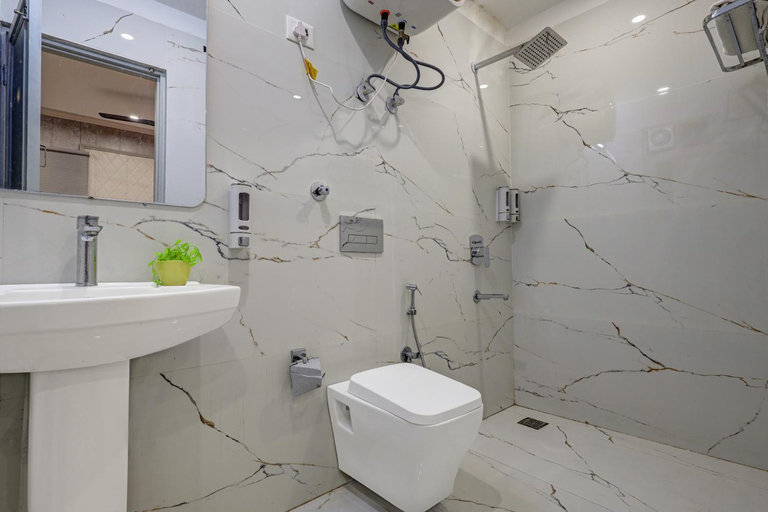 Bathroom 5, Hotel Satwah Luxe Stay - 1 Minute From Nizamuddin Railway Station & India Gate, Delhi