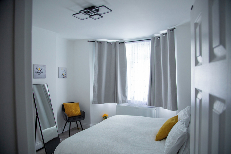 Others 2, Wembley Apartment Sleeps 5 With Parking, London