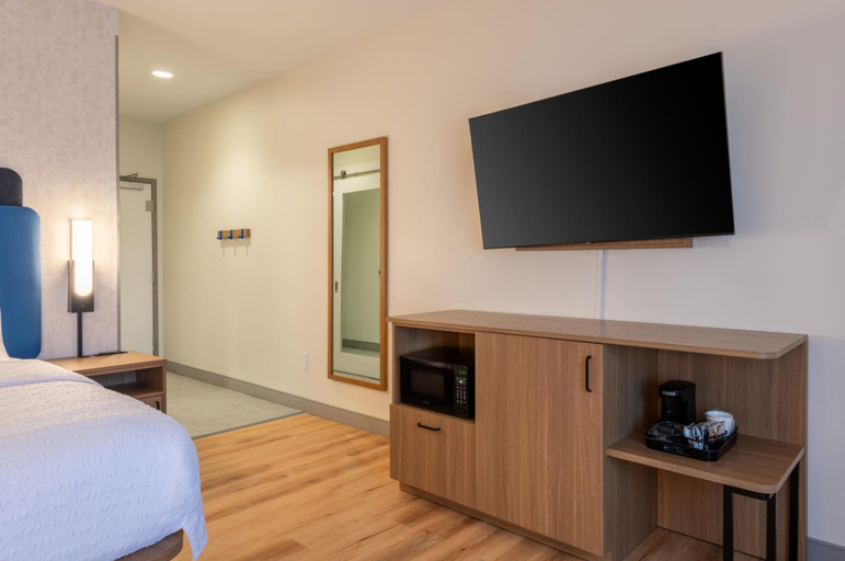 Bedroom 3, Hampton Inn & Suites Boston/Stoughton, Norfolk