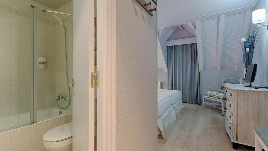Bathroom 3, Hotel Ribaeta, Lleida