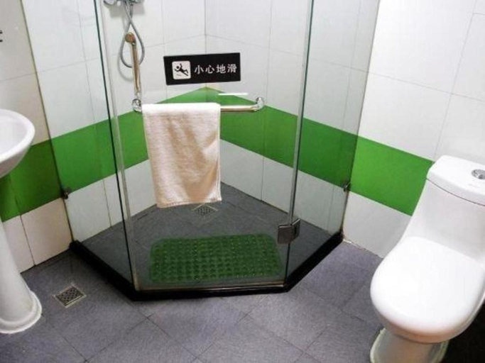 Bathroom 4, 7 Days Inn Qingdao Haier Zone Ditie Tower Jiushui West Road, Qingdao