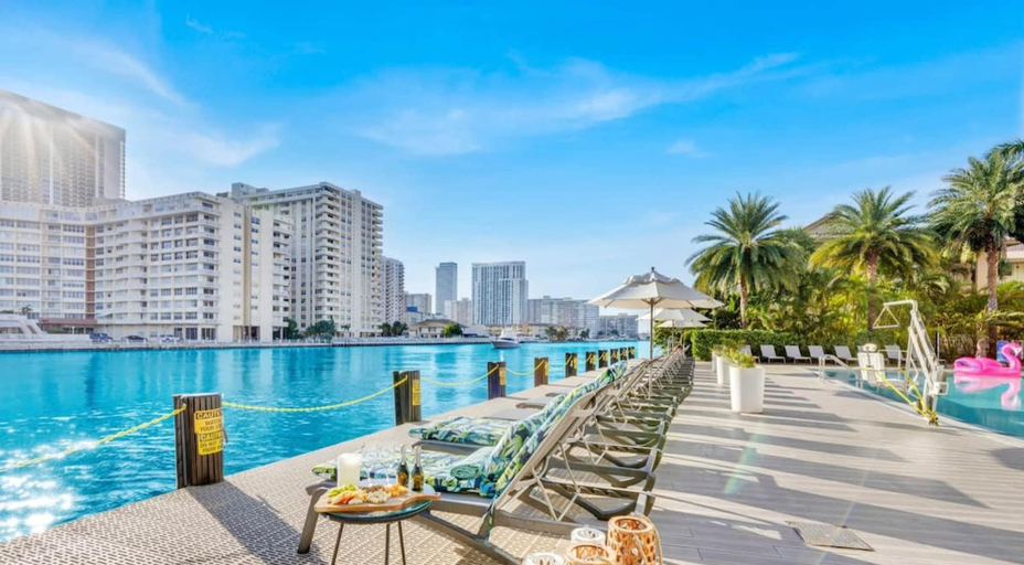 Others 3, Spectacular Balcony Near Beach Gym Pool, Broward