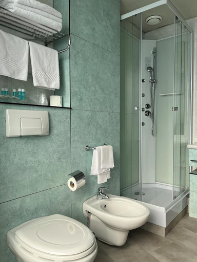 Bathroom 4, Hotel Re, Monza and Brianza