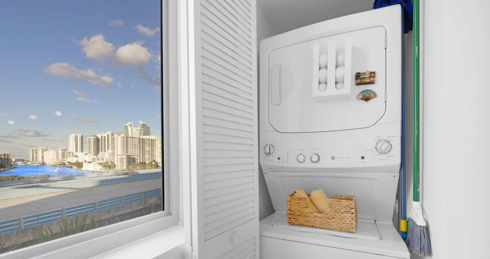 Others 1, Spectacular Balcony Near Beach Gym Pool, Broward