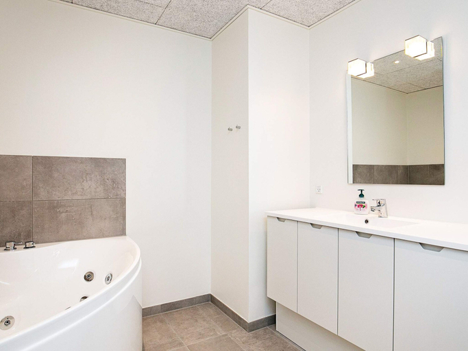 Bathroom 3, Spacious Apartment in RingkÃ¸bing near Sea, Ringkøbing-Skjern