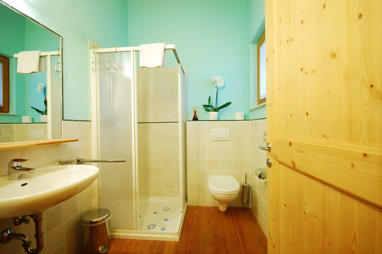 Bathroom 5, Corte All'olmo, Verona