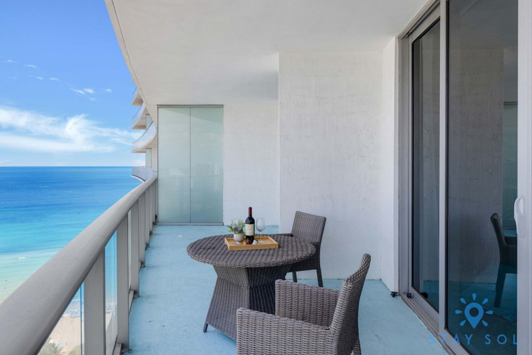 Others 3, 2 BR Apartment With Amenities and Balcony, Broward