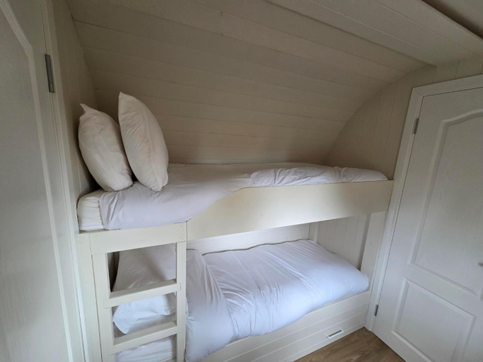 Bedroom 2, Dingle Courtyard Cottages & Luxury Cabins