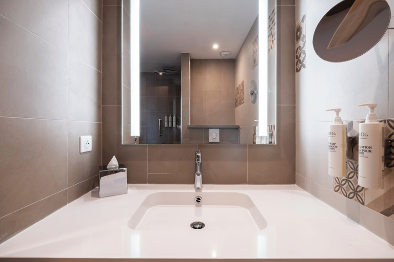 Bathroom 5, Hilton Garden Inn Le Havre France, Seine-Maritime