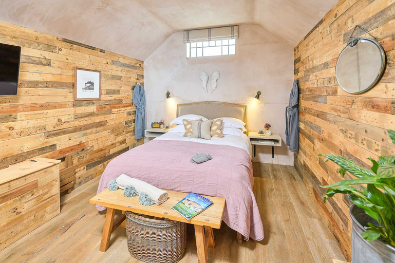 Others 4, Host Stay Tin Bath, Somerset