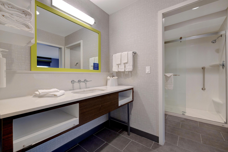 Bathroom 4, Hampton Inn & Suites Marina, Monterey