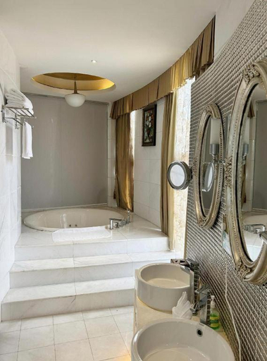 Bathroom 4, Guangdong Yinye Yanshan Hotel, Jiangmen