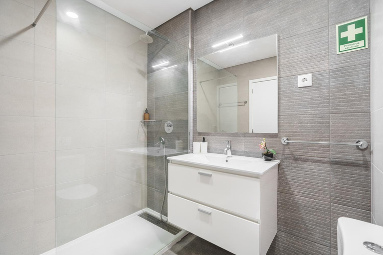 Bathroom 2, Libertà Lodge Apartment - Minho's Guest, Braga