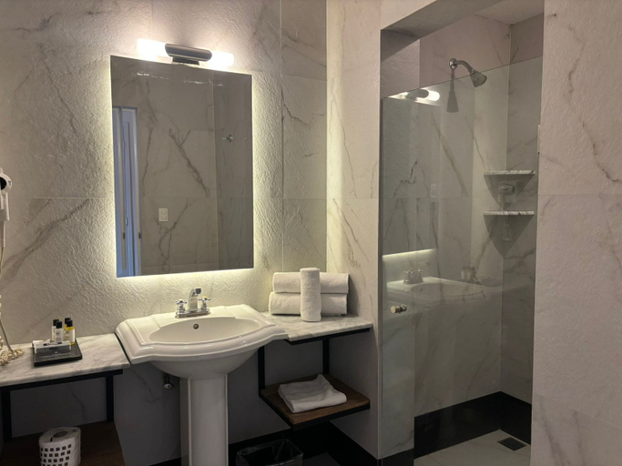 Bathroom 4, Hotel Plaza Revolución, Mexico City