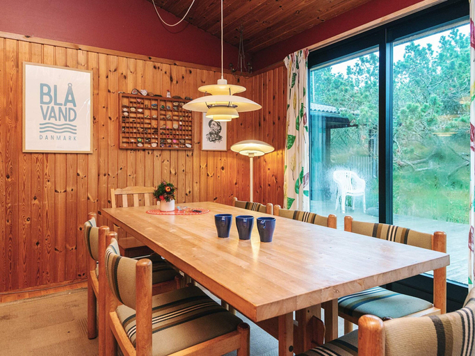 Food & Drinks 4, Charming Holiday Home in Blåvand with Hot Tub, Varde