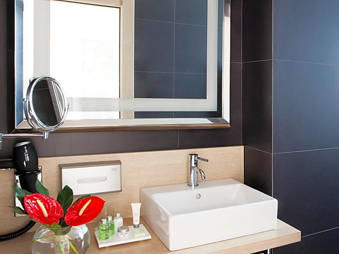 Bathroom 4, DoubleTree by Hilton Madrid Principe de Vergara, Madrid