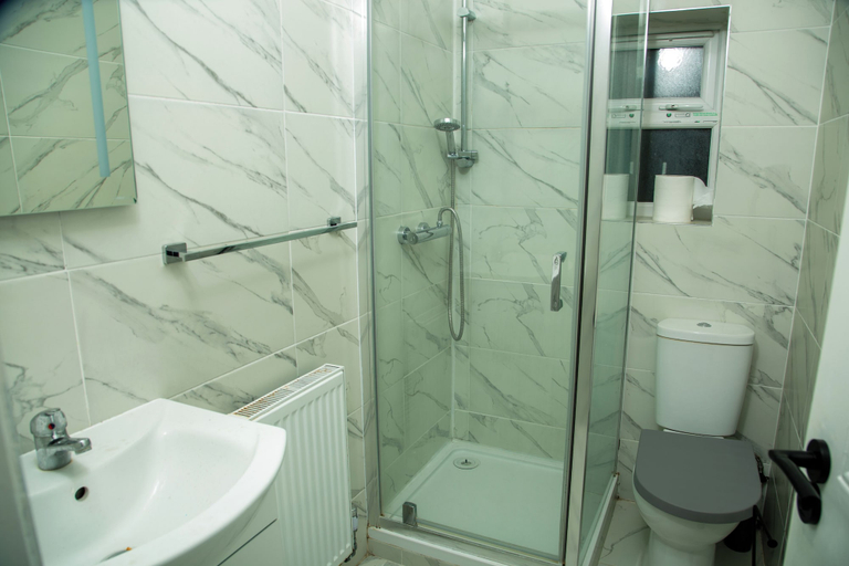 Others 4, Wembley Apartment Sleeps 5 With Parking, London