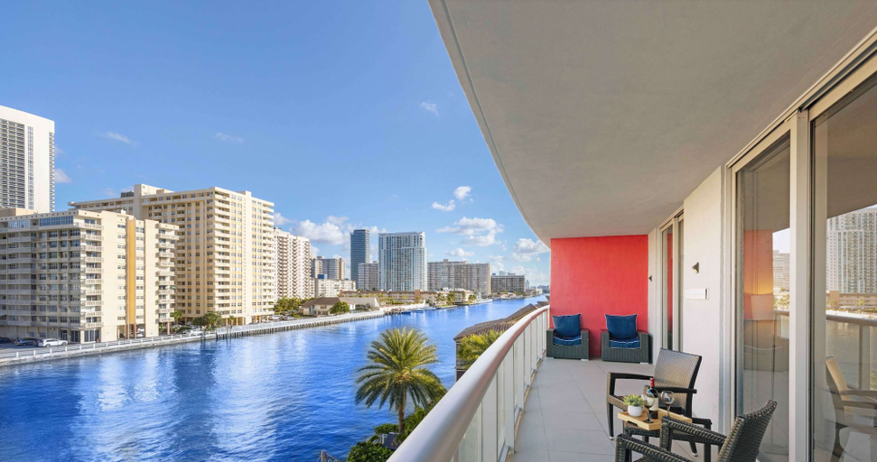 Others 5, Spectacular Balcony Near Beach Gym Pool, Broward