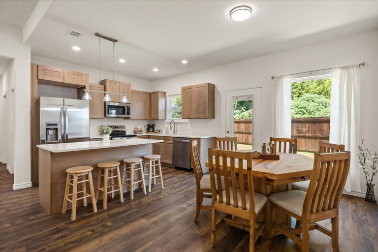 Others 3, Wake Up on Lakeside Trail - Sleeps 8 Fire Pit, Hood