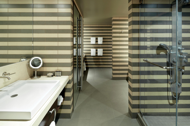 Bathroom 5, DoubleTree by Hilton Montreal, Montréal